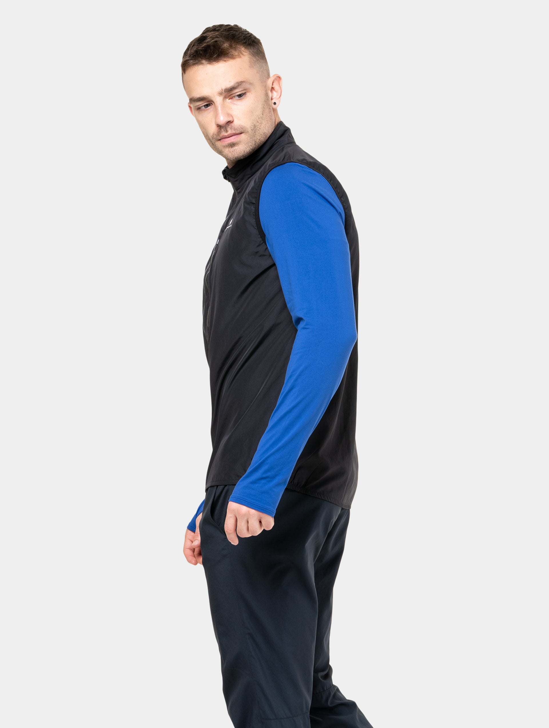 R009 All Black