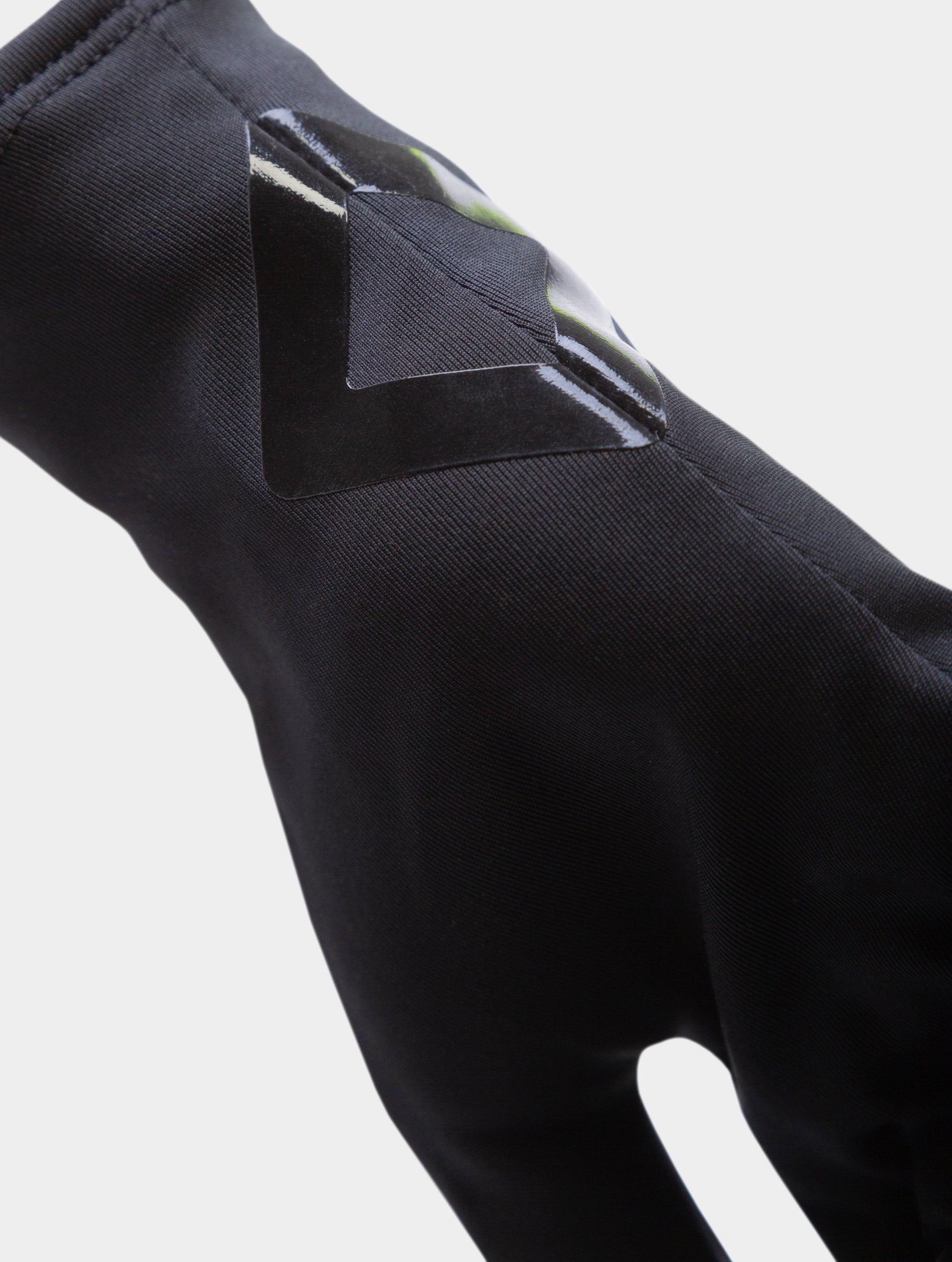 R009 All Black