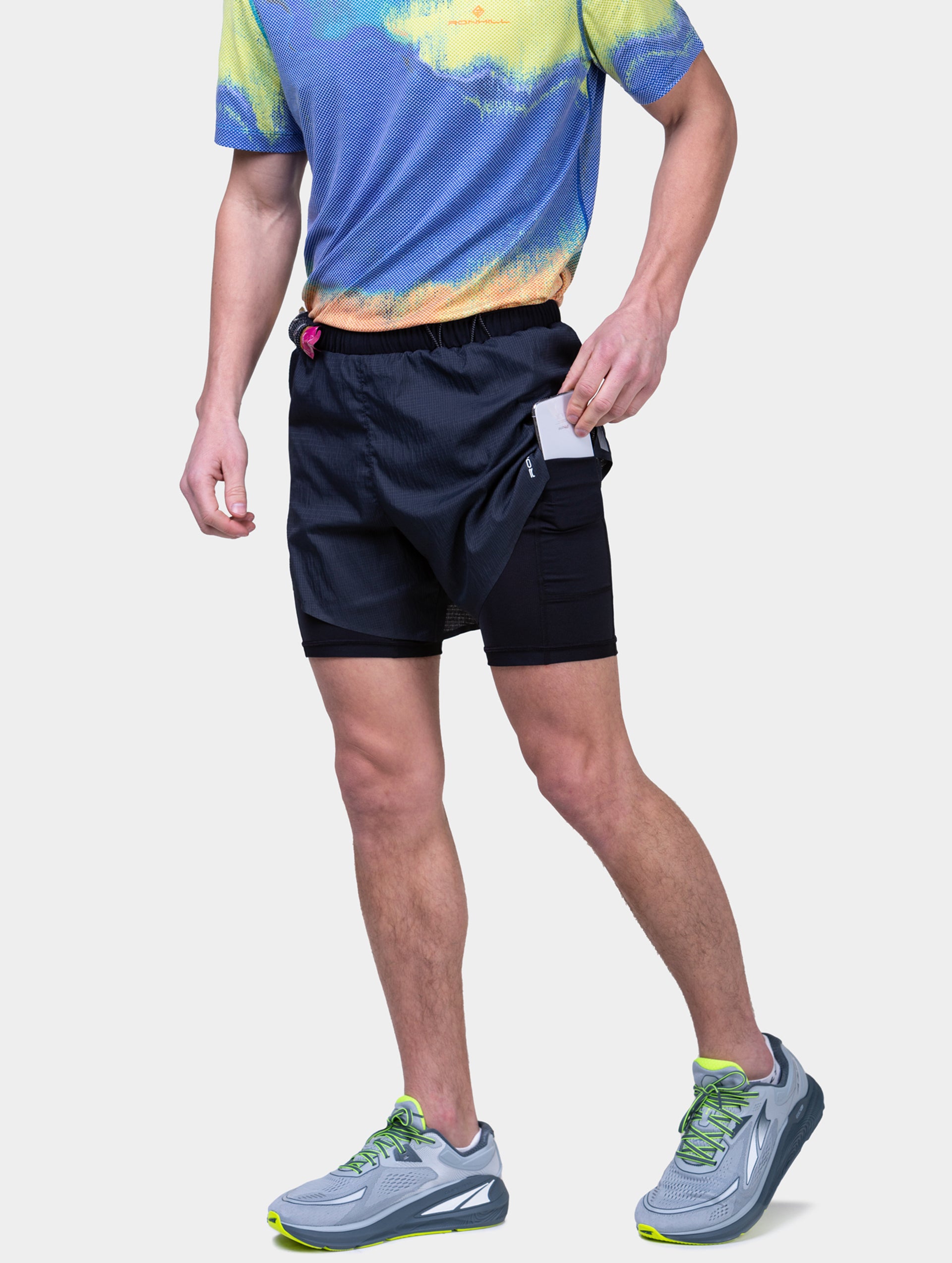 Ronhill Uomo Tech Race Vest Gilet: Canotta Da Corsa Leggera In Tessuto Riciclato, Traspirante, Con Grafiche Riflettenti
