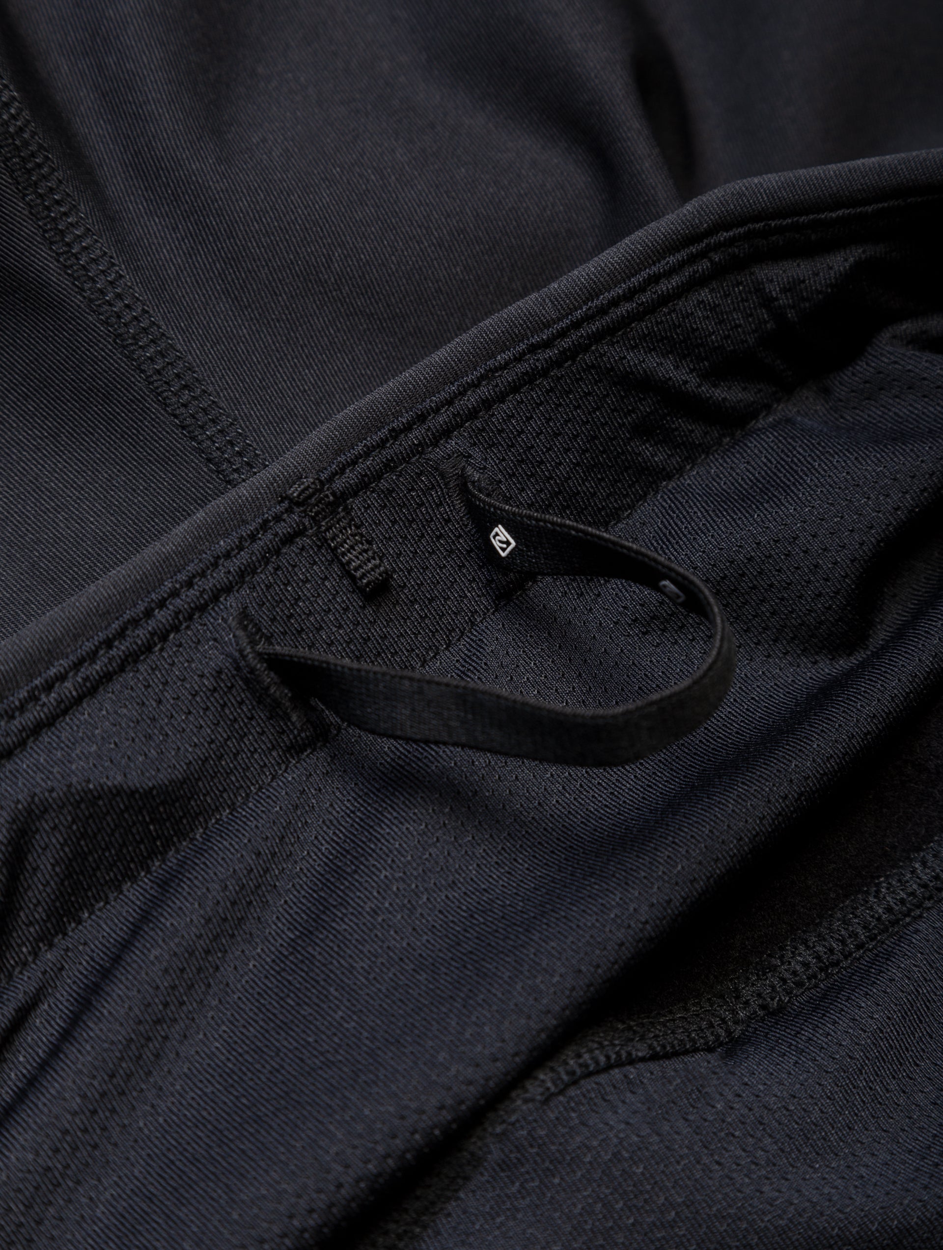 R009 All Black