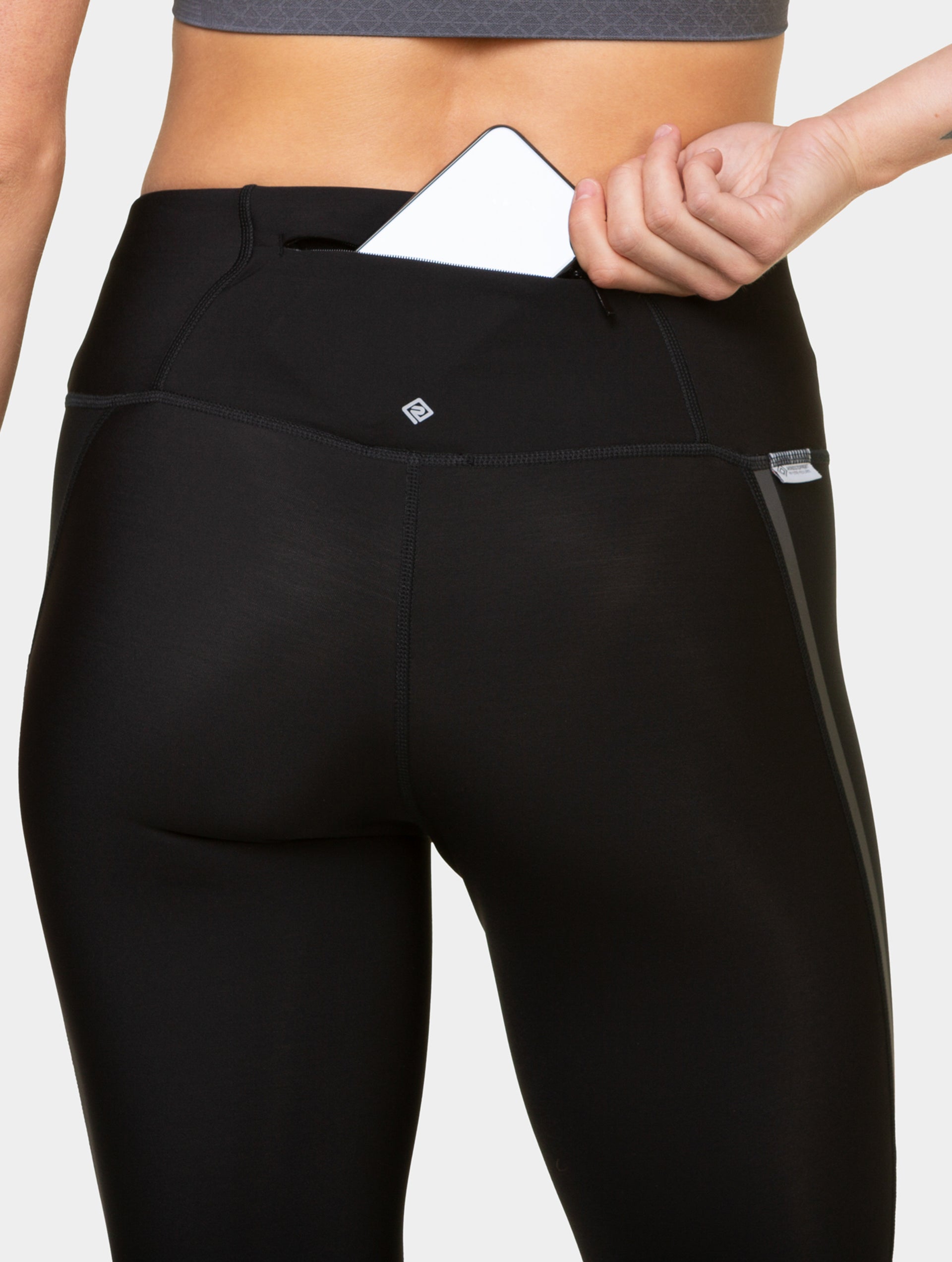 R009 All Black
