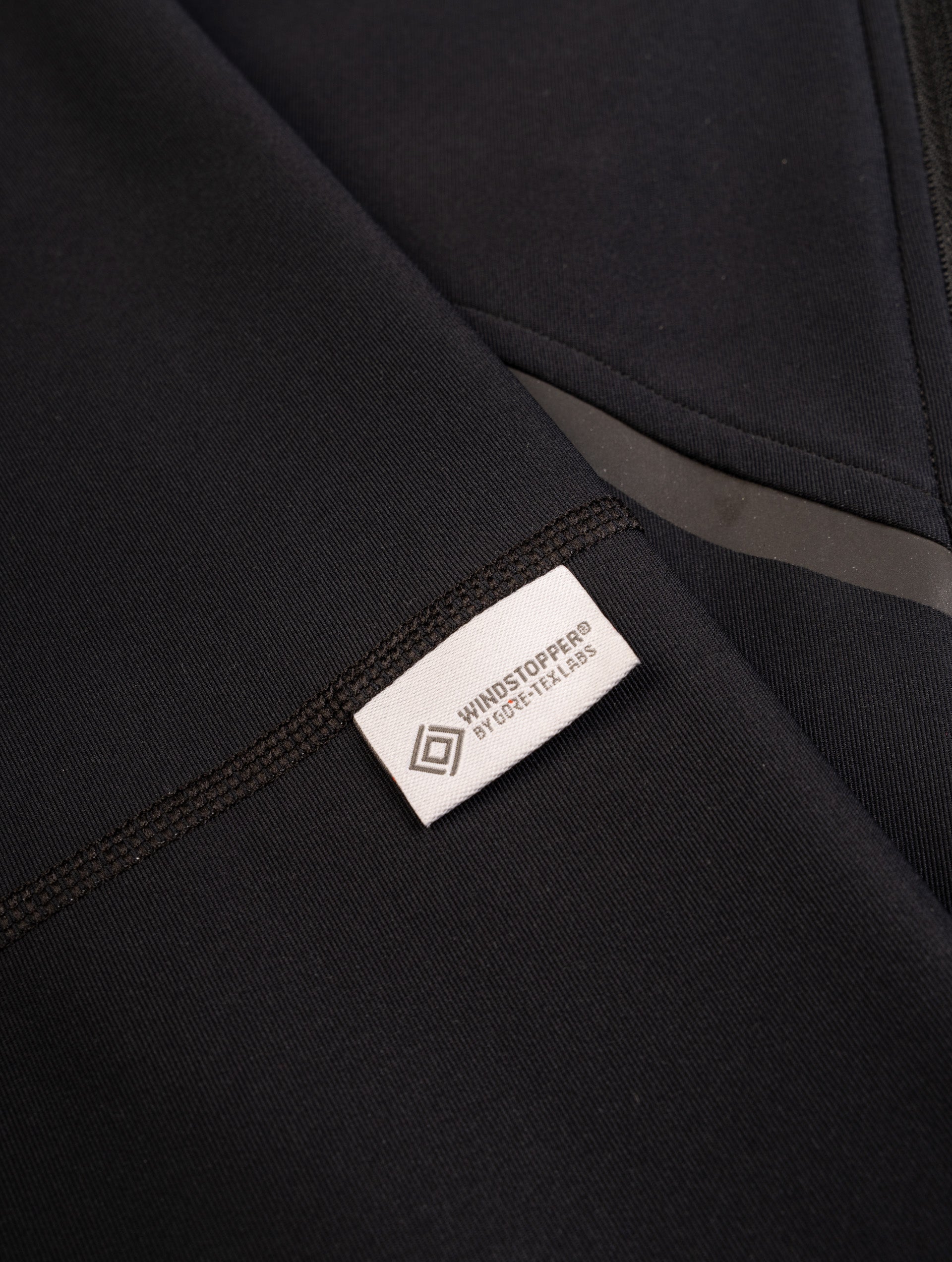 R009 All Black