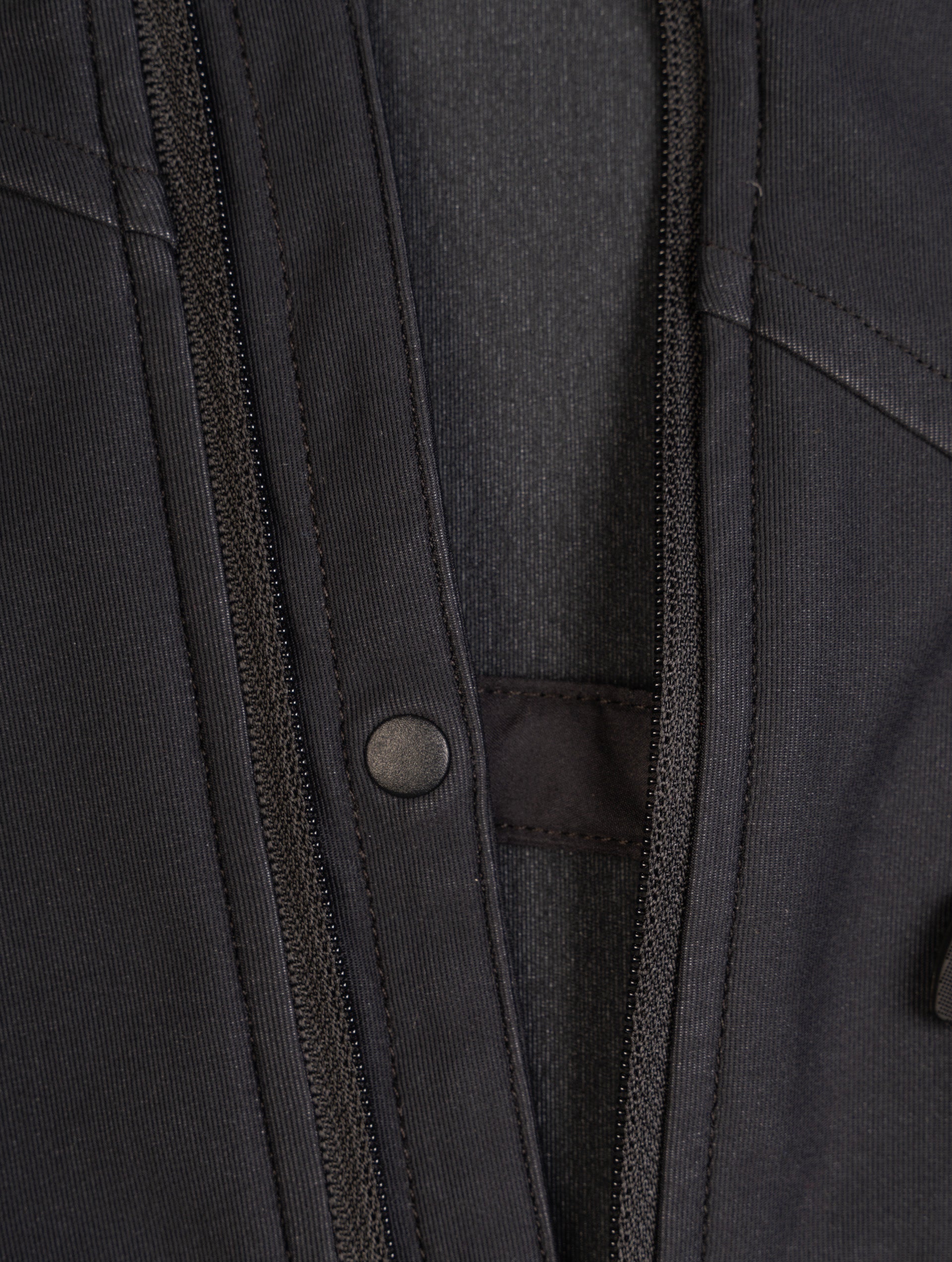 R009 All Black