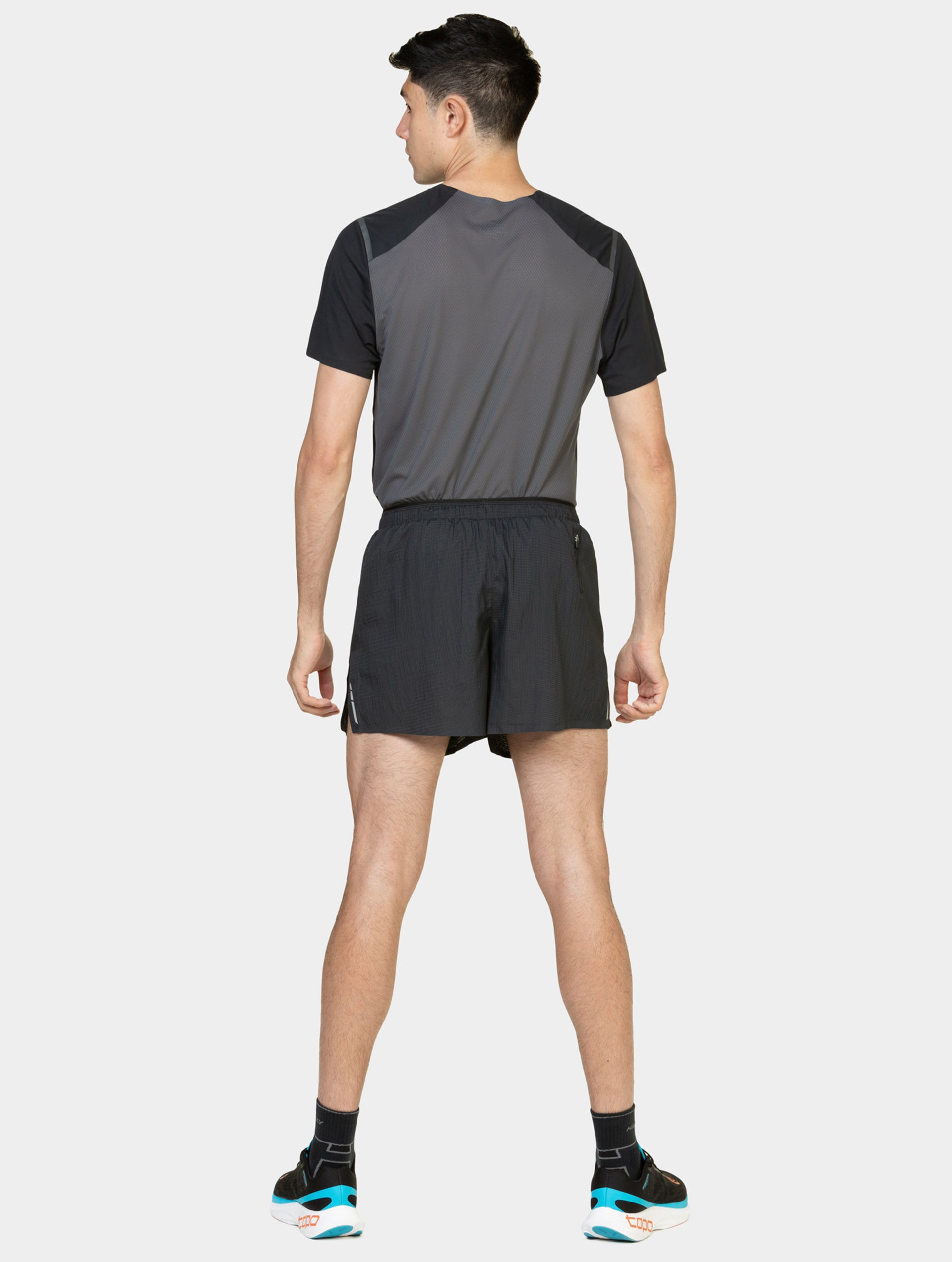 R009 All Black