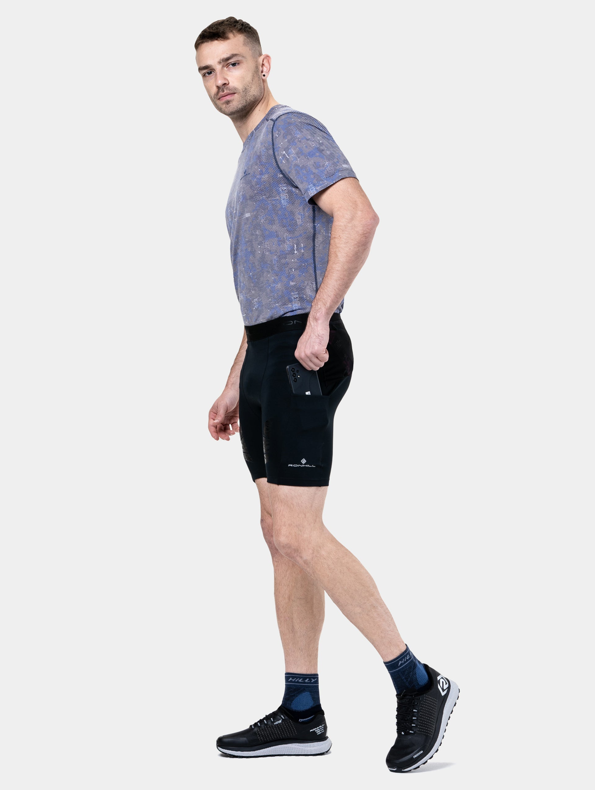 R009 All Black