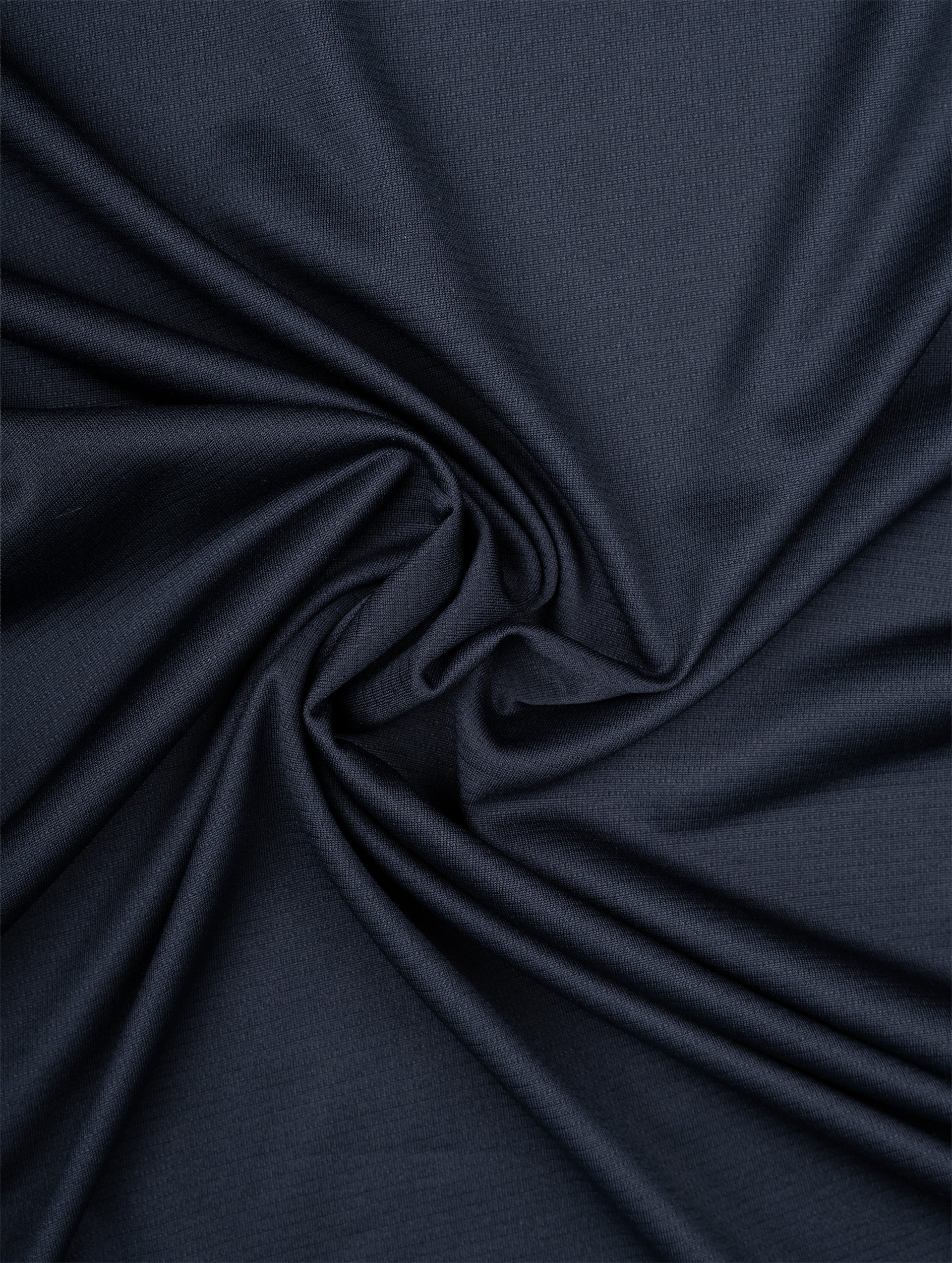 R004 Black