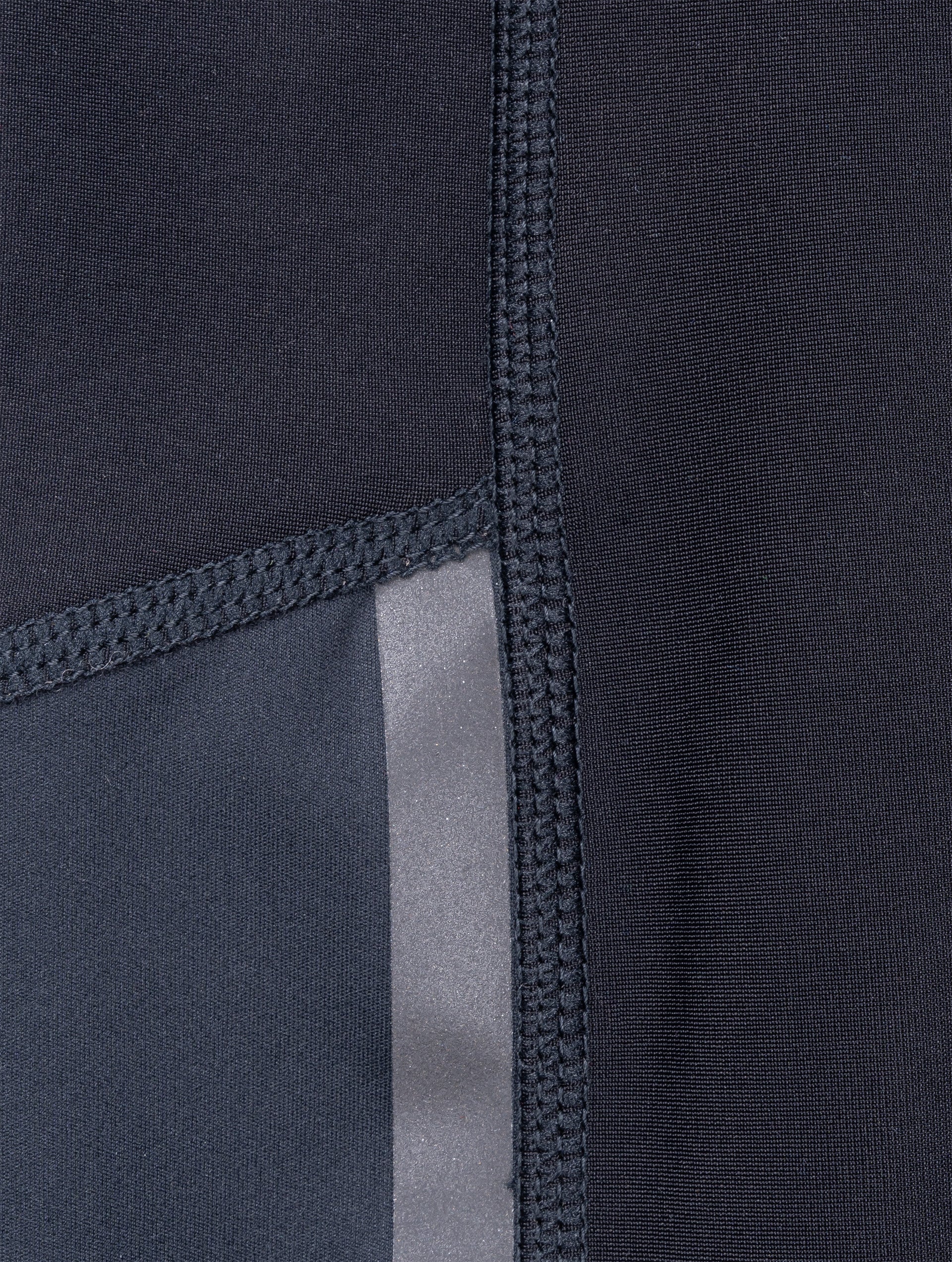 R009 All Black
