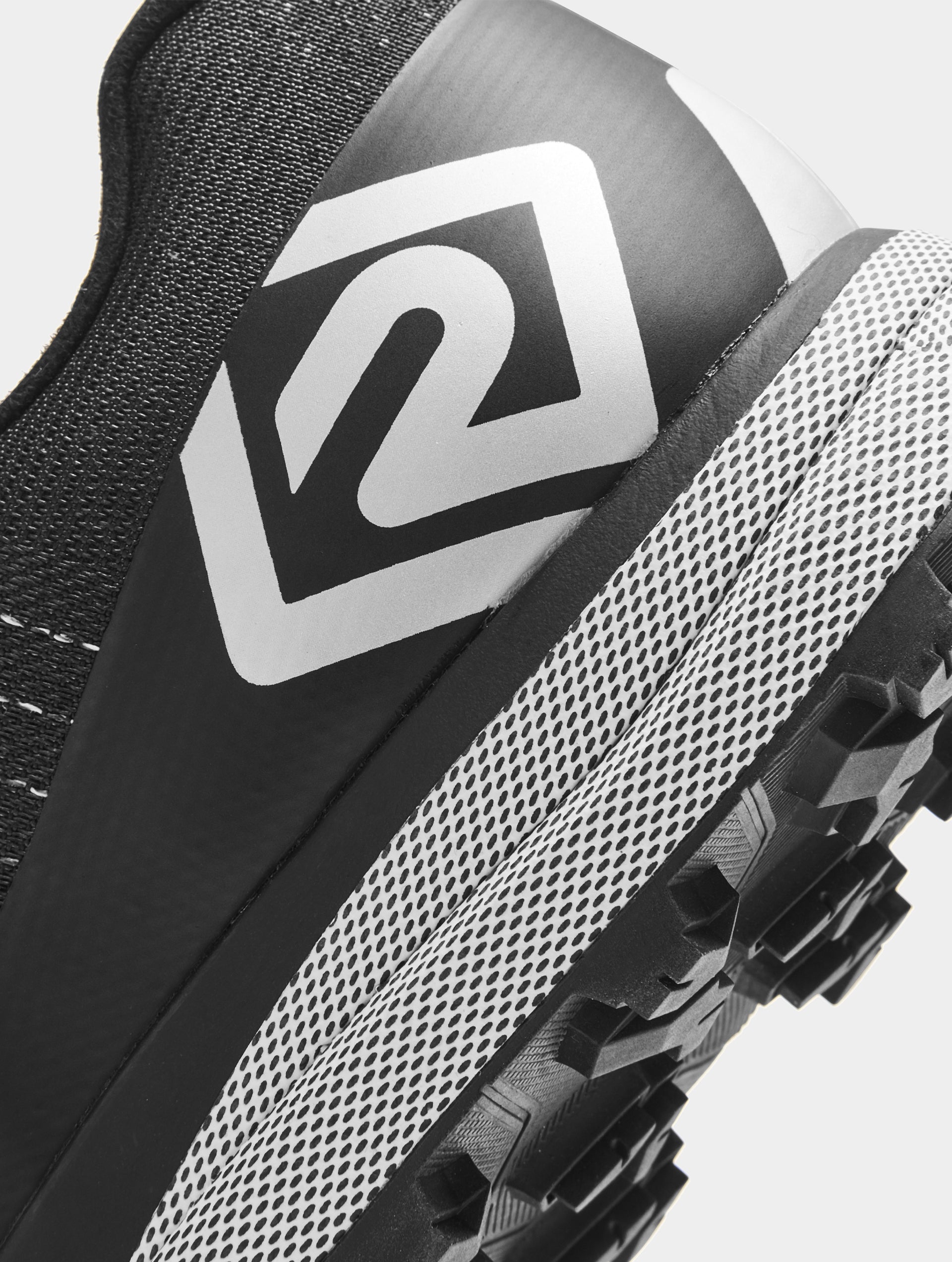 R151 Black/White