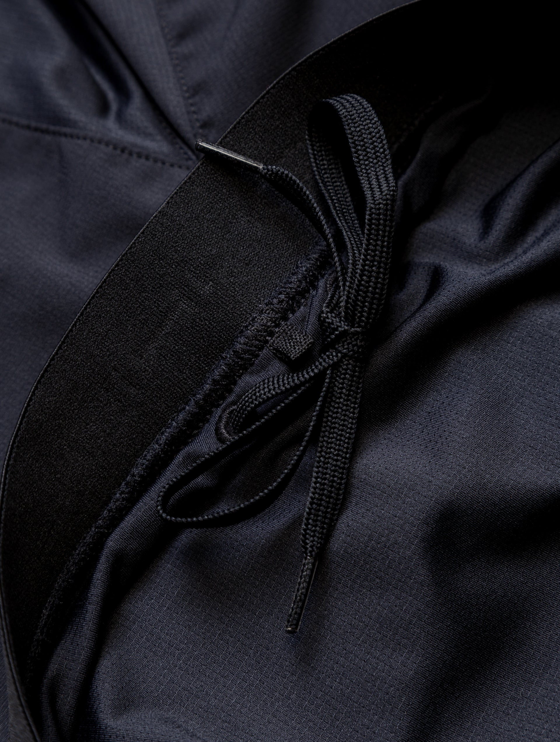 R009 All Black