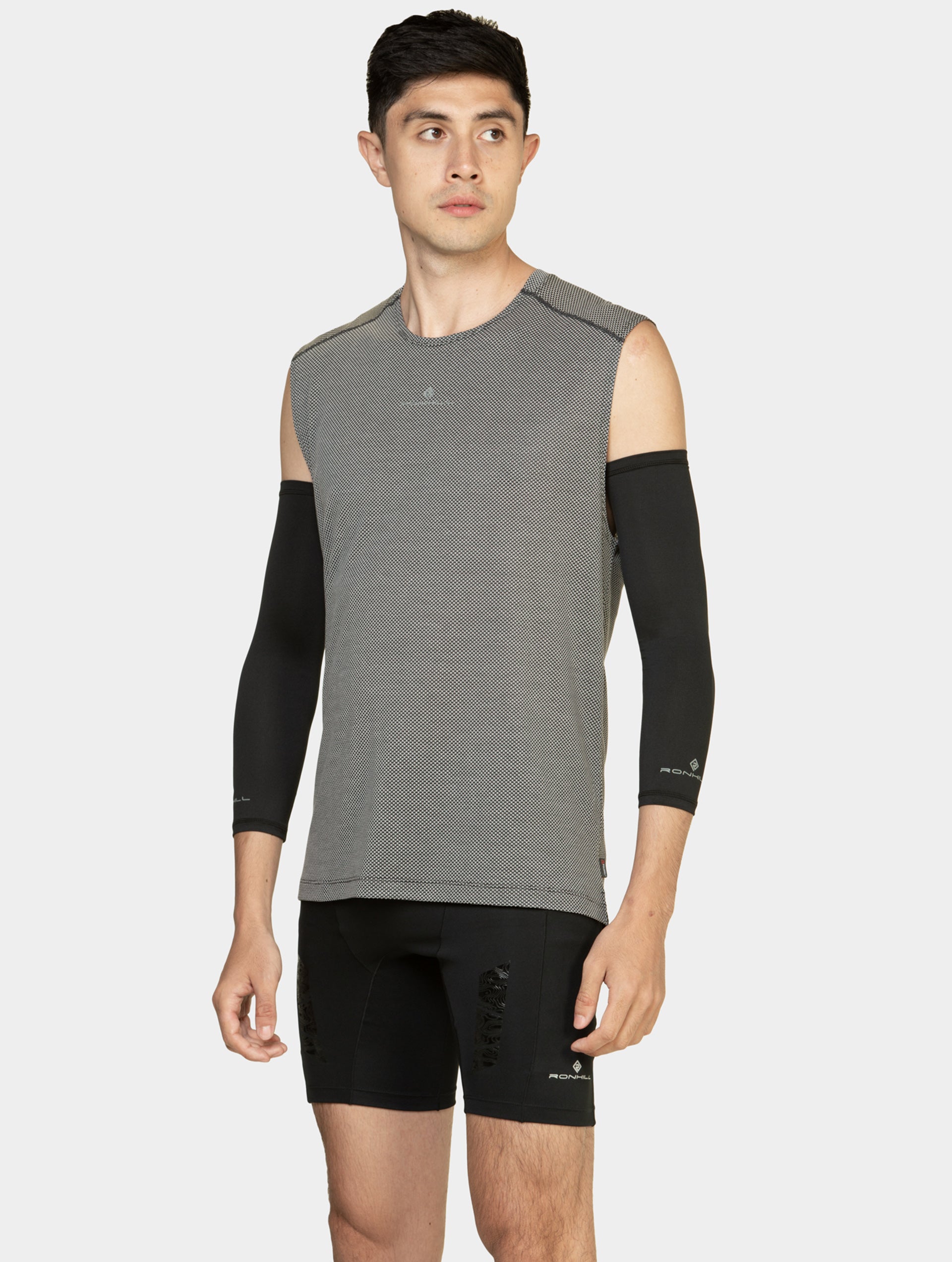R009 All Black