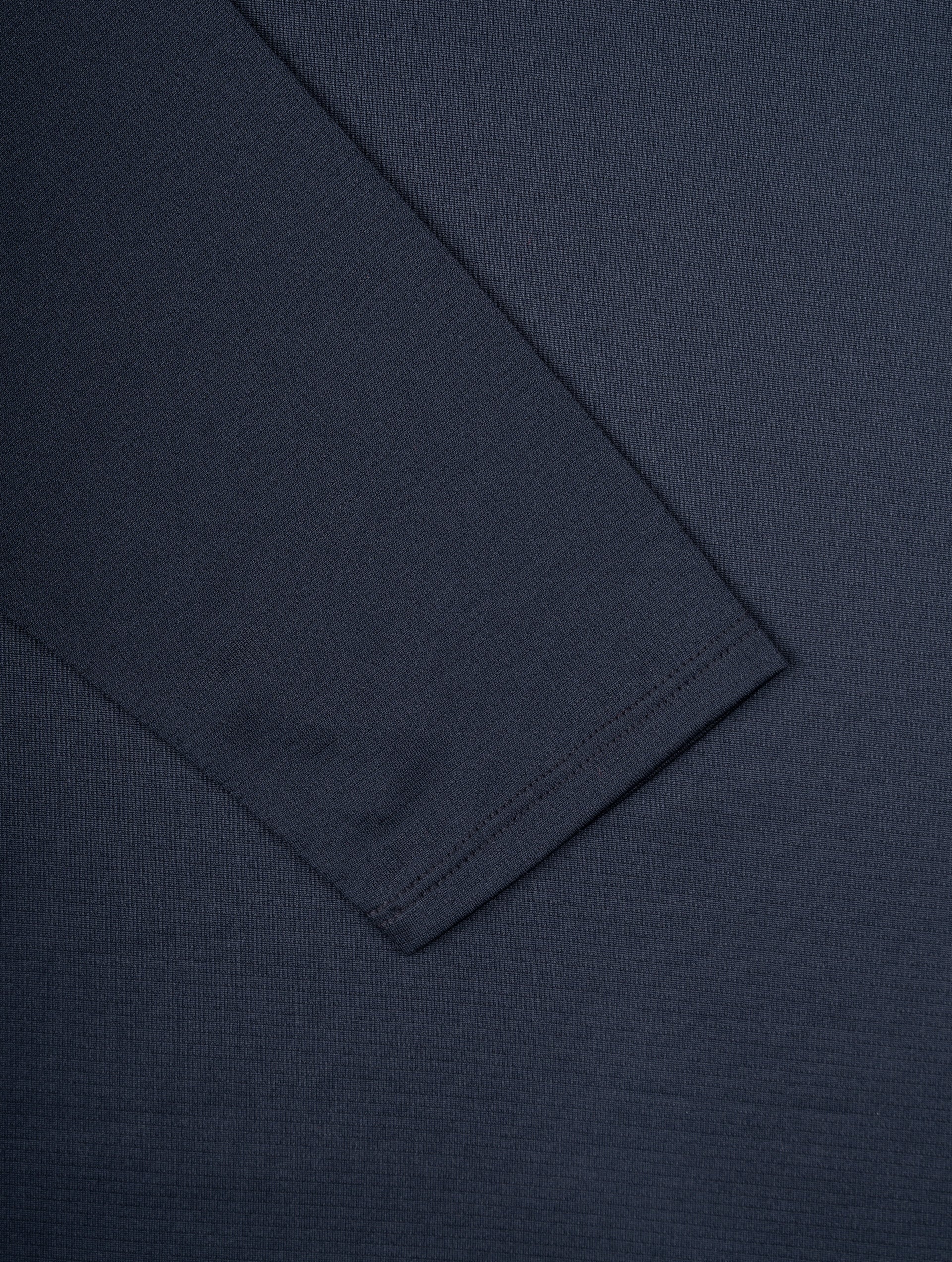 R004 Black