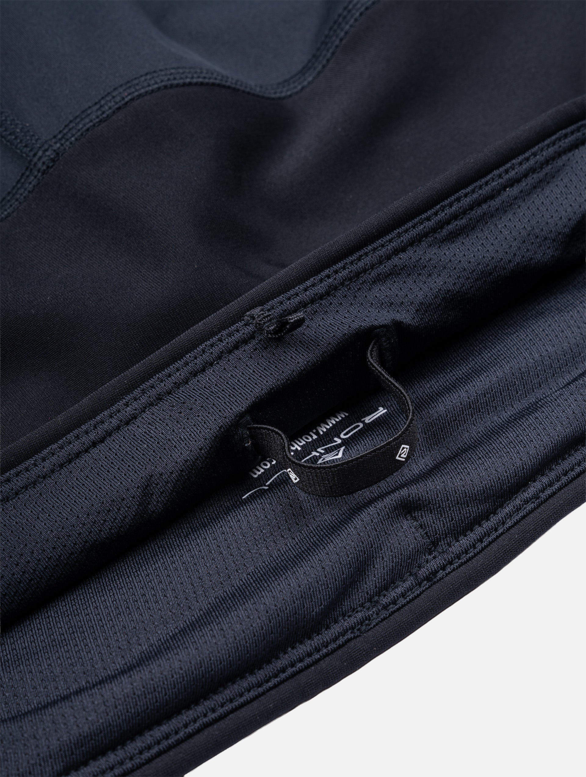 R009 All Black