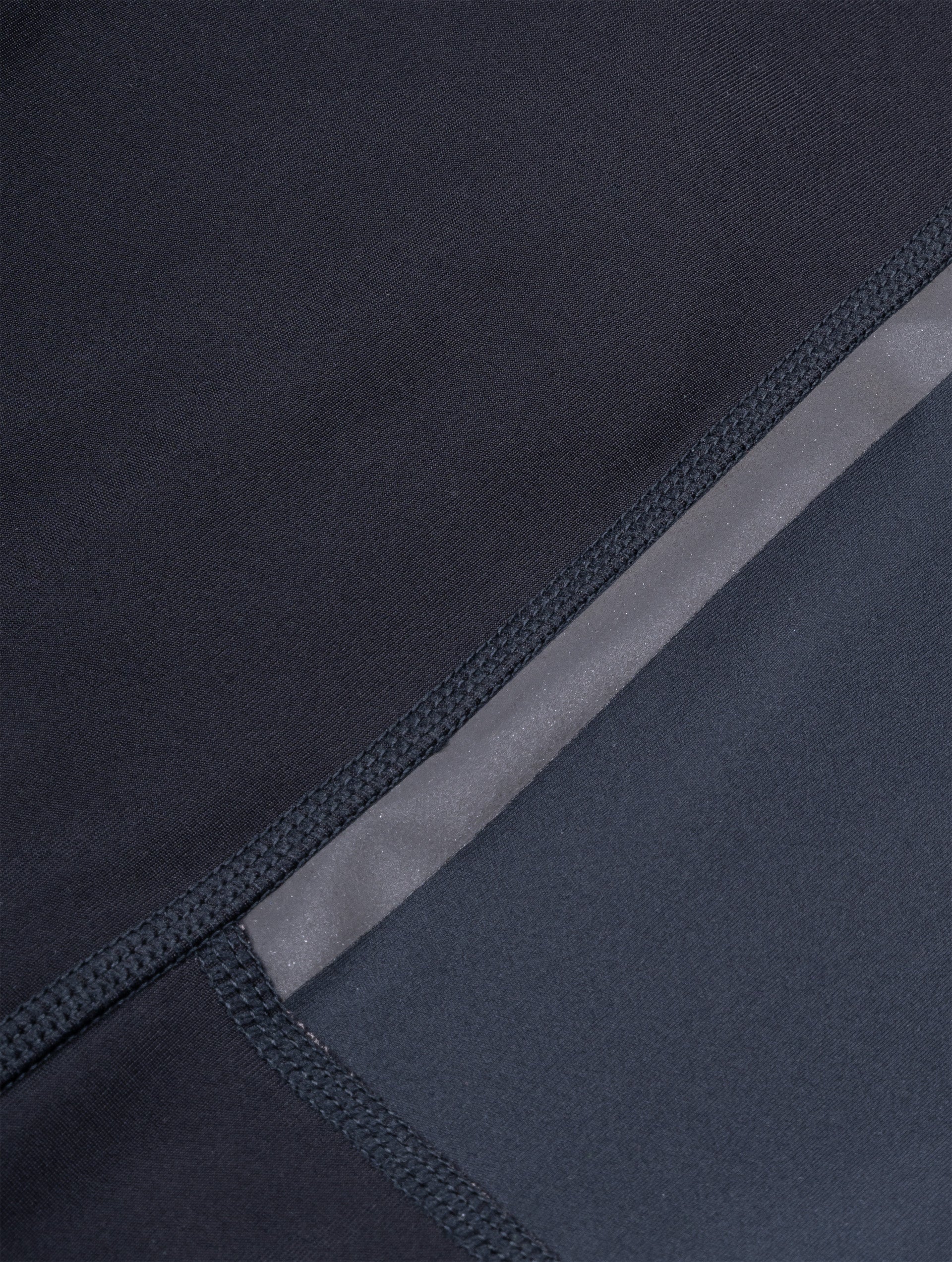 R009 All Black